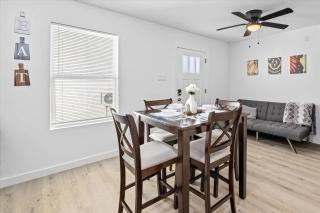 Apt Near Downtown- WiFi TVs- Games- Pets - V3 - 8