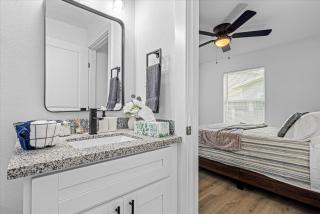 Apt Near Downtown- WiFi TVs- Games- Pets - V3 - 3