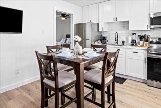 Apt Near Downtown- WiFi TVs- Games- Pets - V3 - 7