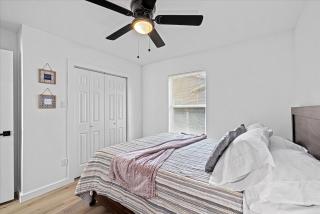 Apt Near Downtown- WiFi TVs- Games- Pets - V3 - 5
