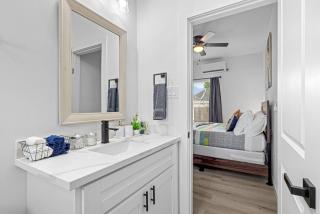 Apt Near Downtown -Desk WiFi TVs - Games - Pets V1 - 2