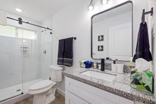 Near East Downtown -WiFi TVs - Games - Pets V4 - 6