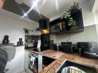 Stylish 1-Bed Apartment in Chester with Parking & Full Kitchen - 5