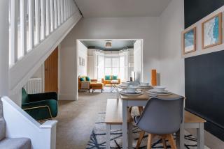 4BR Contractor Stay Parking Wi-Fi Spacious - 1