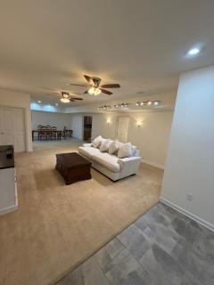2-Bedroom 2-Bathroom ThePALACE at Univ of Oregon Campus on I-5 Freeway near Hayward Field and Autzen Stadium! FREE WiFI & NEW Washer and Dryer and BBQ on Patio! Almost 2000 square foot all to yourself!! - 7