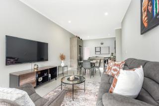 Modern Sandton 2 Bed 2Bath - 8