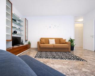 Bella Vita Stays Happy - 1