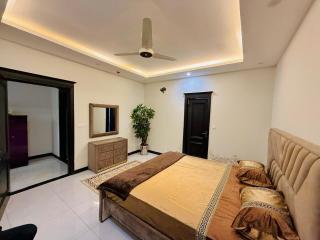 Luxury 2 Bedroom Furnished Apartment - 6