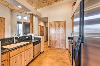 Unwind Fireside Dog-Friendly Show Low Townhome! - 1