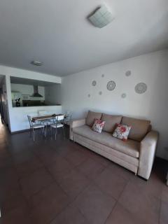 Dpto con Balcón y Cochera frente a Plaza Alvarado - 0