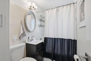2BR Near Medical Center w Free Parking & Laundry - 5