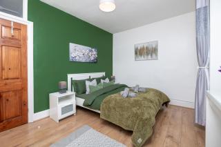 3BDR Town House in the Heart of Holyhead - Free Onsite Parking - 9