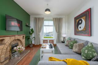 3BDR Town House in the Heart of Holyhead - Free Onsite Parking - 2