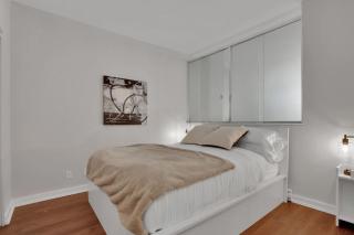 Downtown Van 1BR Stay - Balcony and Workspace - 9