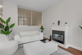 Downtown Van 1BR Stay - Balcony and Workspace - 5