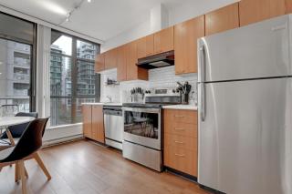 Downtown Van 1BR Stay - Balcony and Workspace - 3