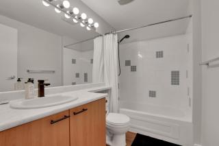 Downtown Van 1BR Stay - Balcony and Workspace - 1