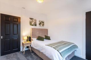 Modern 3-Bed Apartment, Free Parking, Glasgow - 0