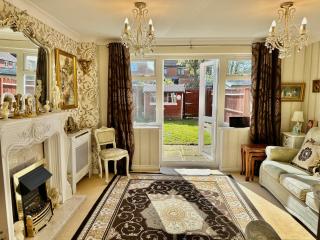 Themed Cosy Home by Cannock Chase Forest - 6