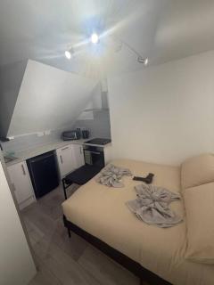 5 minute walk from Balham station - 8