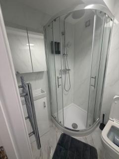 5 minute walk from Balham station - 3