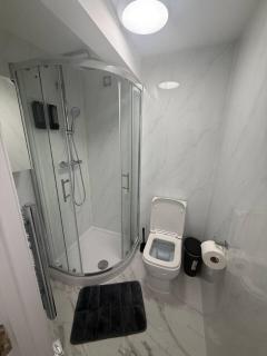 5 minute walk from Balham station - 2