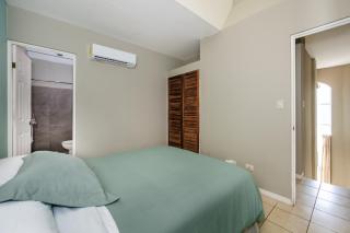 Sunny 2BR Condo Walk to Beach - 9