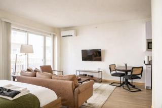 Modern Walker's Point Studio with Gym and Balcony - 6