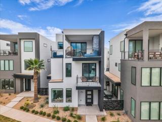 Beachwood Breeze at Desert Color by Ember Stays - 0