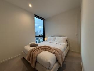Skyline Suites - Floor-to-Ceiling Views, Level 38 - 4