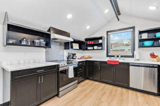 Perfectly located 3 bedroom - 2 bath apartment - 8