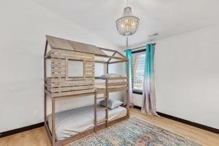 Perfectly located 3 bedroom - 2 bath apartment - 6