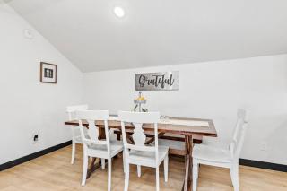Perfectly located 3 bedroom - 2 bath apartment - 5