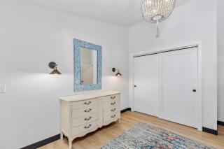 Perfectly located 3 bedroom - 2 bath apartment - 3
