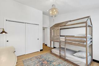 Perfectly located 3 bedroom - 2 bath apartment - 2