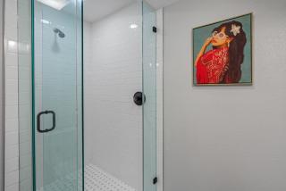 Downtown Vibes Stylish Studio, Perfect Location - 8