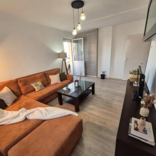 Above the City, walk everywhere - 2BR, 2 Baths - 4