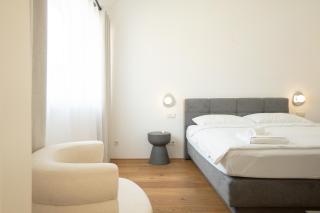 Spacious and Stylish Two-Level Retreat - Viena - 9