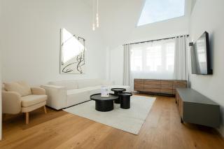 Spacious and Stylish Two-Level Retreat - Viena - 1