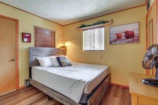 Near Scenic Trails! Woodsy Log Cabin in Lakeside - 9