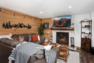 Hot Tub, 5 Mi to Winter Park! Woodsy Ruidoso Abode - 8