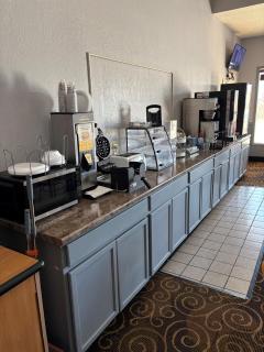 Super 8 by Wyndham Burlington - 4