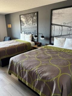 Super 8 by Wyndham Burlington - 2