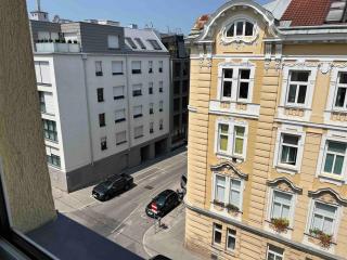 Cosy 2-room Apartment Schönbrunn 1 - 2