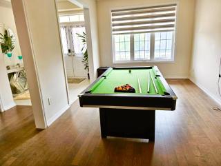 Lola's Place Luxury 3BR with 4BEDS, Sleeps 8, 3200 SF, 15 Minutes away from Niagara Falls - 3