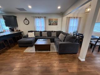Modern Lake House Near Track - 8