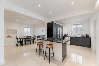 King of North Leeds - LS17 - Private Parking - Sleeps 10 - 8
