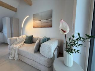 Donau Living Chic Apartment with River Flair - 9