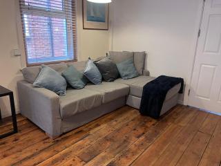 Spacious 5 Bed Contractor House En-suites, Parking & Garden - 9