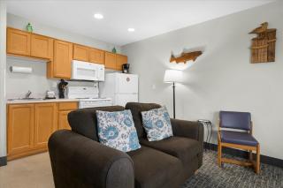 Ground Floor Oceanfront Condo - Full Kitchen - Pool & Hot Tub - 4